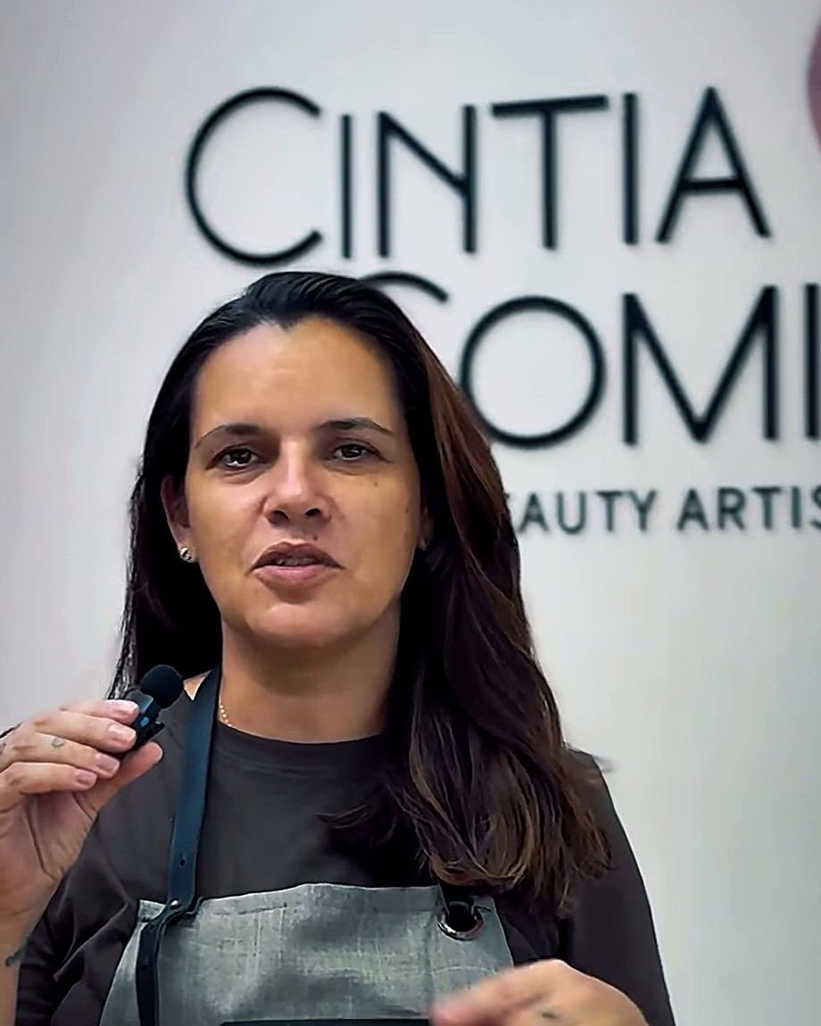 Cíntia Comino, beauty artist especialista em loiro e morena iluminada, no Espaço Cíntia Comino em Guarulhos