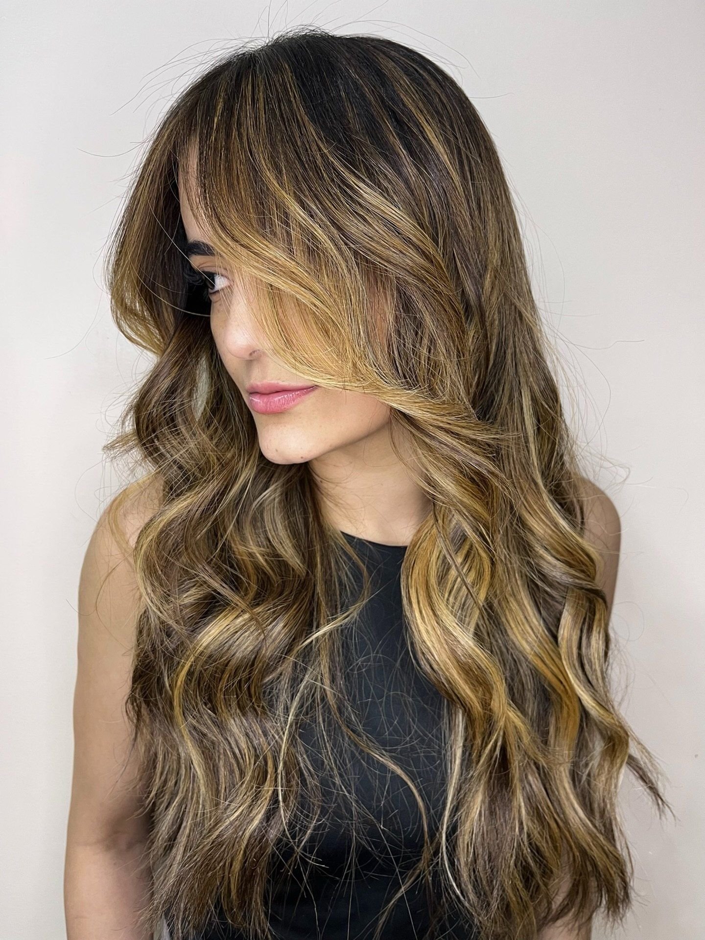 Corte feminino com franja cortina e ondas, perfil da cliente