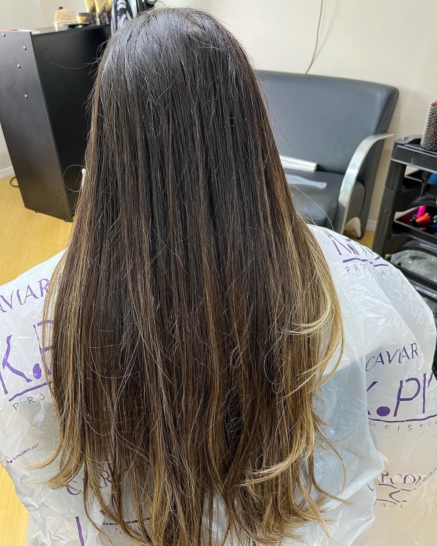 Antes: cabelo castanho liso com pontas desbotadas, visto de costas