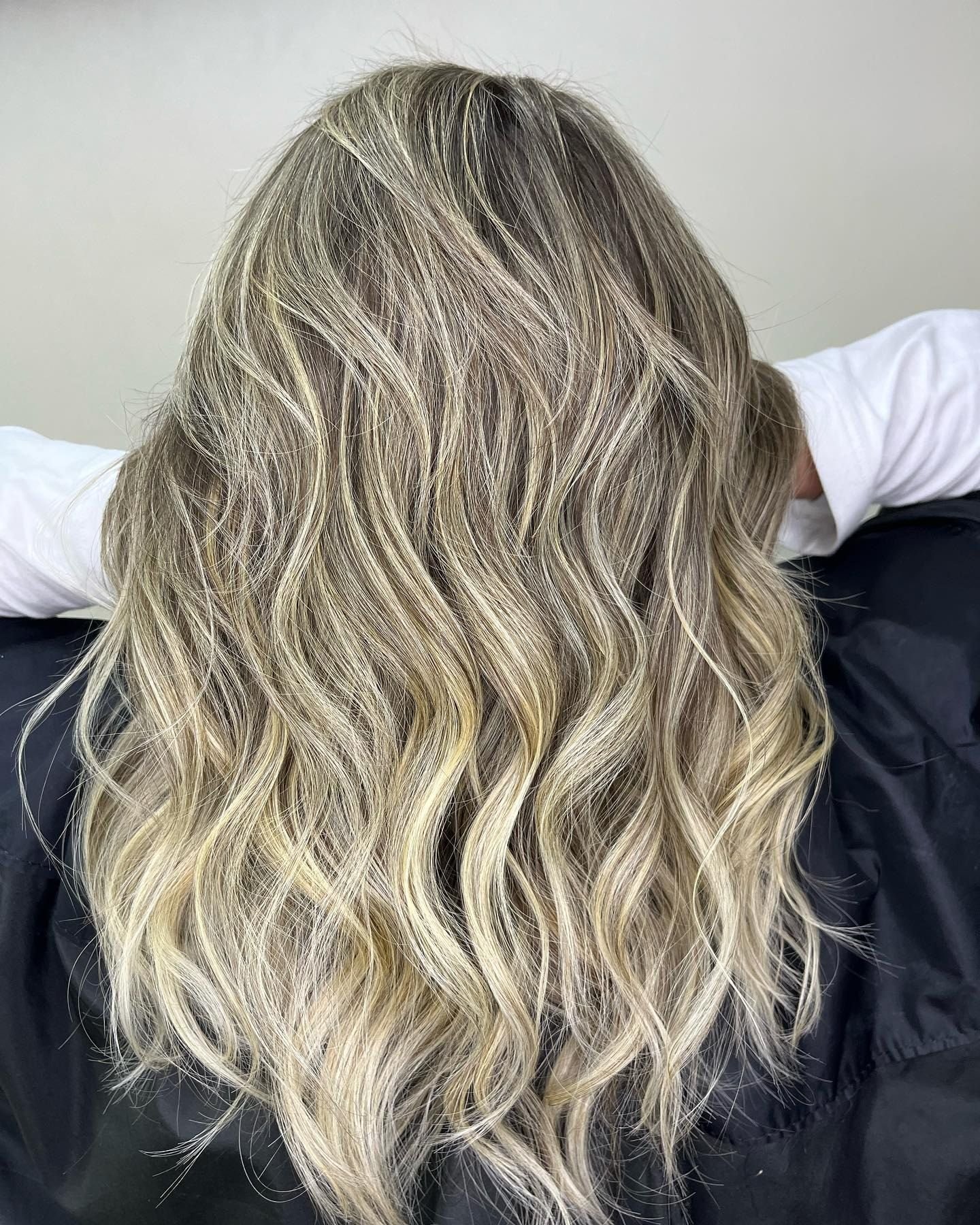 Mechas loiras com raiz natural esfumada em cabelo longo