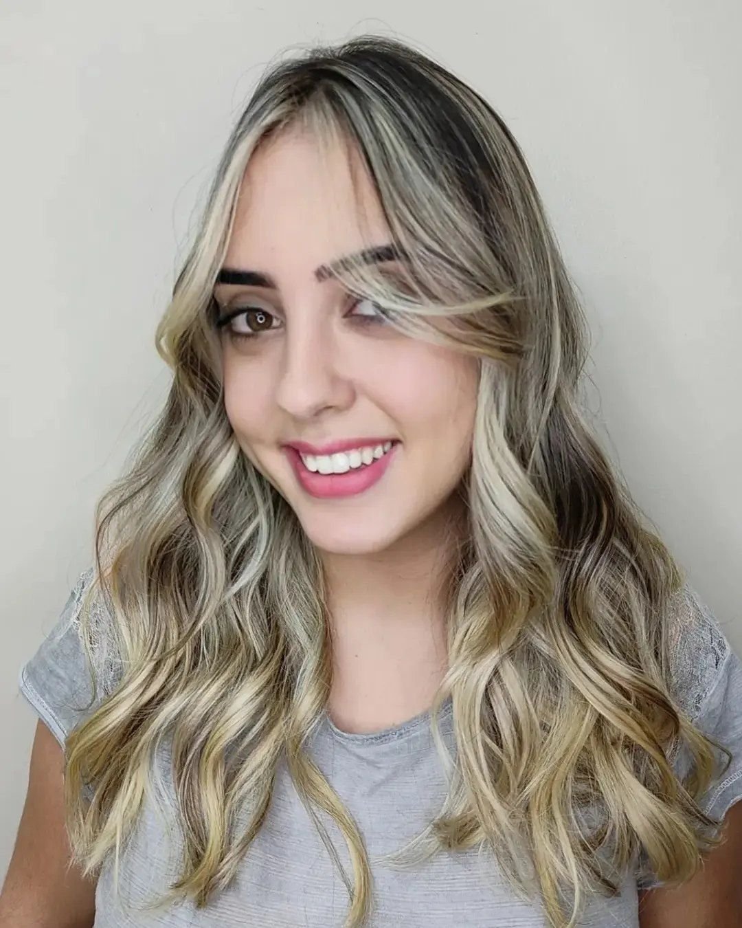 Loiro iluminado em cabelo longo, resultado de mechas no salão
