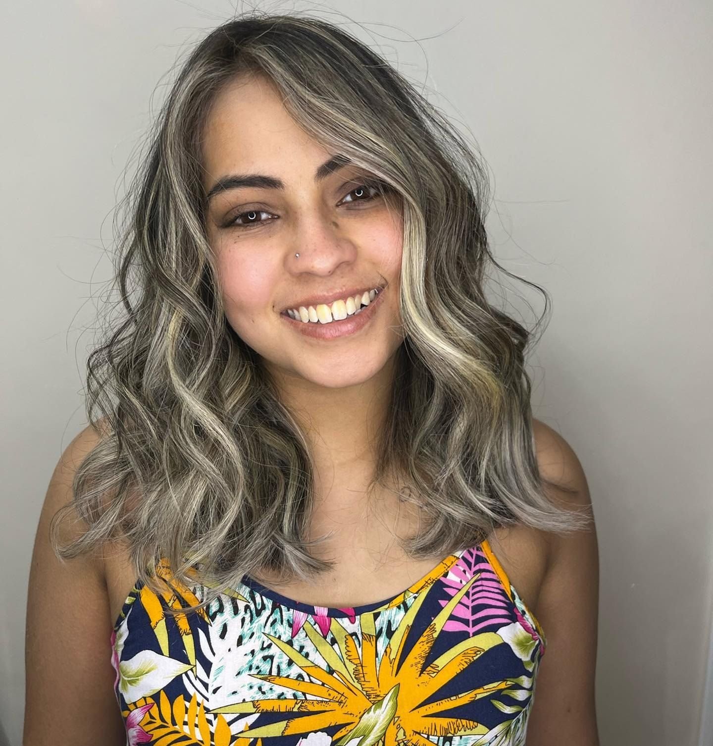 Mechas platinadas em cabelo médio repicado com ondas