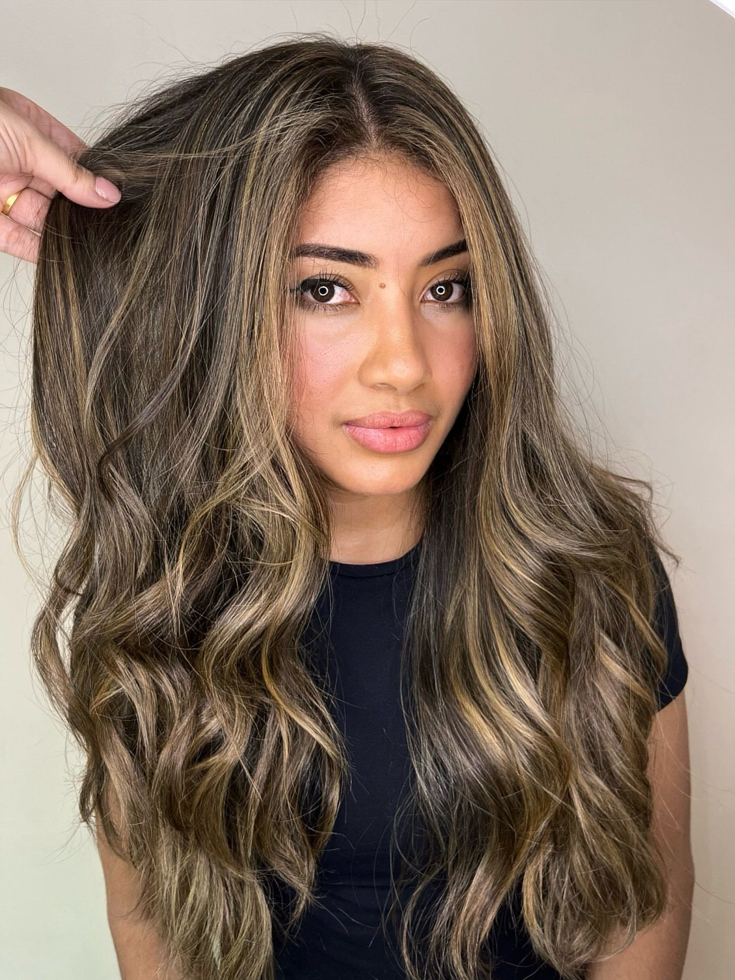Morena iluminada bege em cabelo castanho muito longo com ondas, feita no Espaço Cíntia Comino em Guarulhos