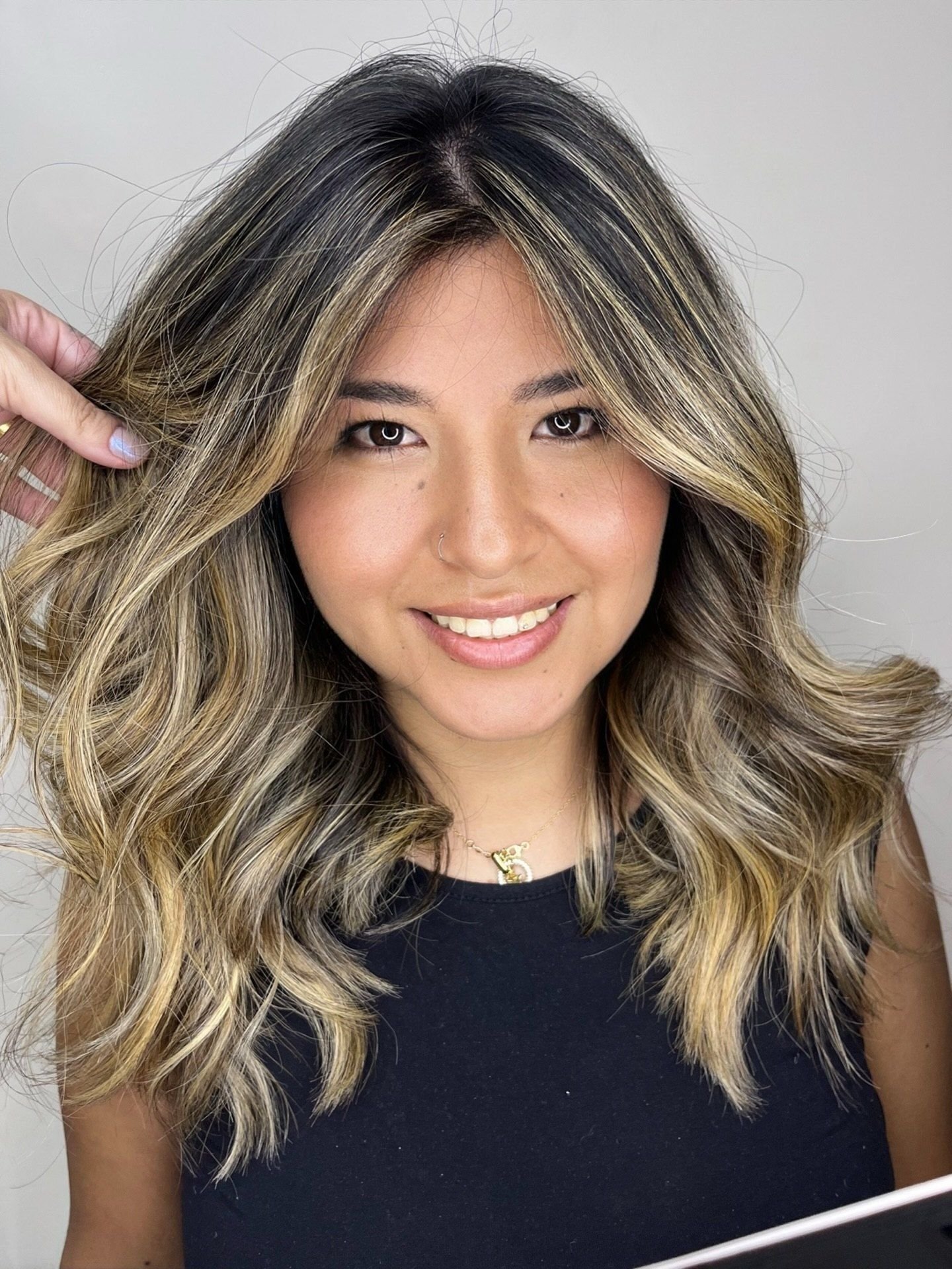 Morena iluminada dourada em cabelo médio com ondas, tom quente para pele morena