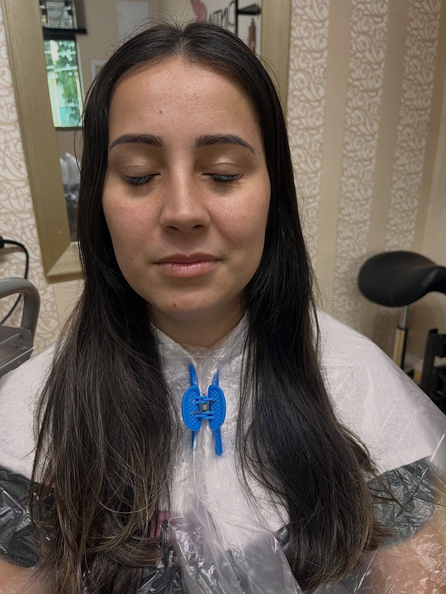 Antes da morena iluminada: cabelo castanho escuro liso, sem iluminação