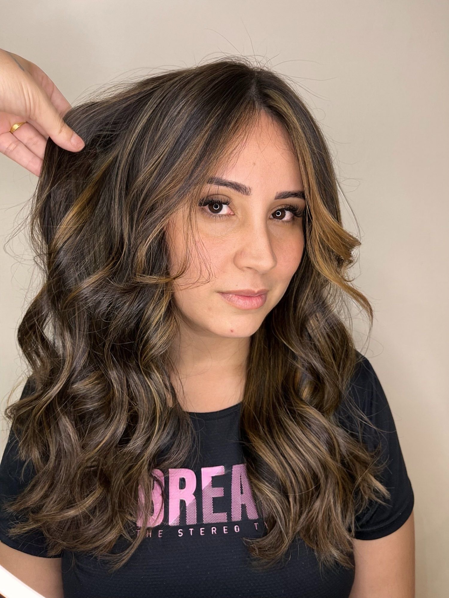 Morena iluminada mel sobre base castanho escuro com ondas volumosas, Guarulhos
